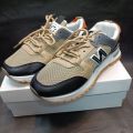 sepatu pria sneakers sport dan santai. 