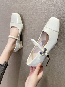 รองเท้าส้นสูงแบบสวมหัวเหลี่ยมสไตล์ฝรั่งเศสสำหรับผู้หญิง ฤดูใบไม้ผลิและฤดูร้อน รองเท้าส้นสูงแบบหัวเหลี่ยมสไตล์ใหม่ รองเท้าส้นกลางแบบหัวเหลี่ยม