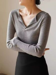 เสื้อสเวตเตอร์ถักสีเทาสไตล์ฝรั่งเศสสำหรับผู้หญิง ทรงเข้ารูป เสื้อชั้นใน คอกลม แขนยาว ทรงปกติ ฤดูใบไม้ร่วง 2023