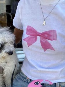 เสื้อยืดคอกลมพิมพ์ลายโบว์ผีเสื้อสำหรับผู้หญิง เสื้อผ้าทำงานแขนสั้นฤดูร้อน ทรงเข้ารูป ปกติ