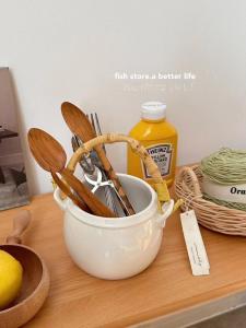 Creative Ceramic Bamboo Handle Fruit Basket Bowl Dining Utensils Storage Bucket Small Vase Fish Store Inspired Design