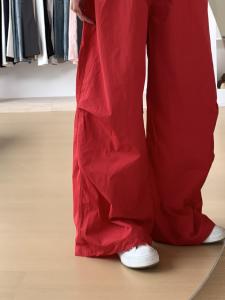 กางเกงเดินเล่นผู้หญิงสีแดงหลวมๆ บางๆ สำหรับฤดูร้อน กางเกงขายาวลำลองสำหรับใส่ไปทำงาน กางเกงขายาวผ้าโพลีเอสเตอร์ระบายอากาศได้ดี