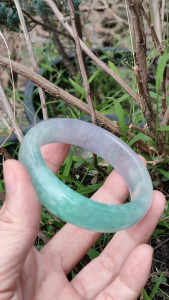 กำไลหยกพม่าแท้ สีเขียวอมม่วง ( Purple Green ) เส้นผ่าศูนย์กลาง 55 - 56 มิล พร้อมใบเซอร์จากสถาบันBGL.