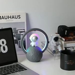 Loa Bluetooth Hình Phi Hành Gia Kết Hợp Đèn Led Thay Đổi Theo Nhạc Siêu Trầm Hỗ Trợ Cắm Usb Thẻ Nhớ