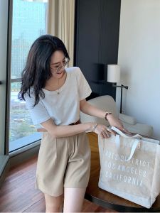 เสื้อยืดแขนสั้นผ้าฝ้ายลายเข็มขัดไม้หลวมๆ บางๆ สำหรับผู้หญิงในช่วงฤดูร้อน เสื้อคอกลมแขนสั้นทรงพอดีตัว