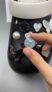 Bộ 11 Sticker Charm 3D chủ đề Butterfly trắng đen DIY Mayto gắn Dép Cross Dép Sục Cá Sấu JB-220