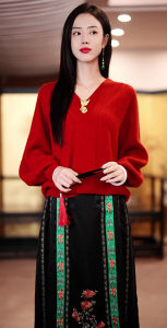 เสื้อสเวตเตอร์สีแดงสำหรับปีใหม่ปีมังกร 2024 เสื้อผ้าผู้หญิงฤดูหนาว แขนยาว ปกติ ทรงเข้ารูป กระดุม คอวี แขนยาว เสื้อผ้าทำงาน