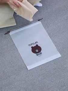 ถุงหูรูดพลาสติกพิมพ์ลาย ถุงเก็บของ ถุงจัดระเบียบ สำหรับกระเป๋าเดินทาง กันน้ำ กันฝุ่น มีหลายขนาดให้เลือก ถุงหมีบราวน์ ถุงโคนี่ ถุงเดซี่