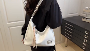 EchoBliss กระเป๋าพร็อพความจุขนาดใหญ่สำหรับผู้หญิงกระเป๋าสะพายไหล่ออกแบบลำลองเฉพาะกลุ่มแบบใหม่ฤดูใบไม้ผลิและฤดูร้อนกระเป๋าเกี๊ยวแมทช์ลุคง่าย