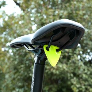 แผ่นสะท้อนแสงจักรยานแบบใหม่ แผ่นสะท้อนแสงแขวนสำหรับจักรยานเสือหมอบ น้ำหนักเบา แผ่นสะท้อนแสงรูปสามเหลี่ยมสำหรับจักรยานเสือภูเขา อุปกรณ์เสริมสำหรับจักรยาน