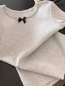 WANGGONGZHU | เสื้อยืดแขนสั้นผู้หญิงสไตล์เกาหลีฤดูร้อน 2025 ใหม่ ดีไซน์ลำลอง เสื้อชั้นในอเนกประสงค์ เสื้อตัวบนพอดีไหล่