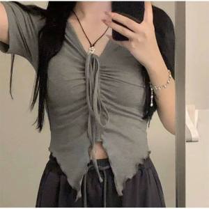 Summer Hot Girl Short-sleeved T-shirt Design Sense 2022 New Summer Pure Desire V-neck Top Women