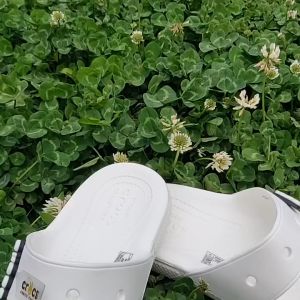 Dép 2 quai ngang cross Band Classic chuẩn xịn đúc liền khối tặng 10 sticker MÀU TRẮNG