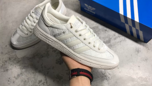 อาดิดาส Originals Handball SPZL ชุดนักกีฬาแฮนด์บอลรองเท้ากีฬาลำลองสำหรับผู้ชายและผู้หญิงสีขาว