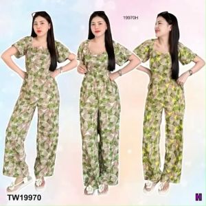 B19970 จั๊มสูทยาวคอเหลี่ยมลายสับปะรด Long jumpsuit with square neck and pineapple pattern.