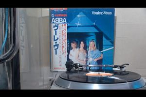 1 แผ่นเสียง 12นิ้ว AZ1 ABBA Vouiez-Vous แผ่นVG++ริ้วรอยบาง เสียงรบกวนน้อยนิดไม่มีรอยลึก แผ่นล้างทำความสะอาดแล้ว ปกVG++มีตำหนิขอบนิดหน่อย ขอบไม่ขาด สันไม่ทะลุ