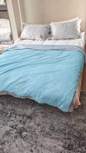 Soft Breathable Summer Quilt Lightweight Cool Thin Comforter Queen King Size 3 Colors Blanket Cooling Blanket for Bed Silky Washable