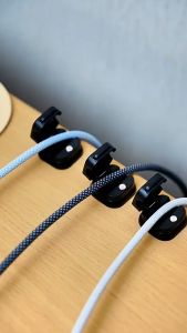 สายเคเบิลข้อมูลซิลิโคนของญี่ปุ่นอุปกรณ์จัดการสายเคเบิลเดสก์ท็อปที่จัดเก็บและการจัดเรียงหัวเข็มขัดป้องกันการม้วนสายชาร์จ