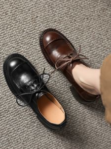 รองเท้าส้นแบนหัวมนแบบผูกเชือกสำหรับผู้หญิง ทรงหัวมน ส้นสูง รองเท้าหนังวัวแท้ รองเท้าแฟชั่นส้นแบน รองเท้าส้นแบนหัวมน