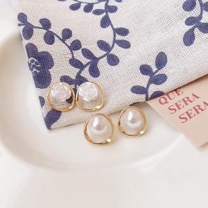 Retro pearl stud womens French niche high-end design light luxury temperament unique summer earrings