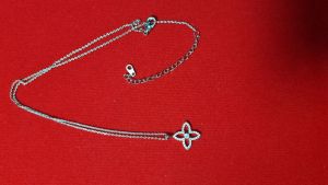 สร้อยพร้อมจี้ ลายดอกไม้✨️ สีเงิน 🛵พร้อมส่ง