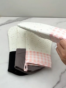 Silicone Oven Mitt ถุงมือกันร้อนลายสก็อตสีชมพู น่ารัก สไตล์เกาหลี สำหรับครัวและเตาอบ กันลื่น ถุงมือซิลิโคนฉนวน