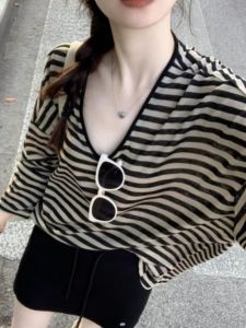 เสื้อยืดคอกลมแขนยาวป้องกันแสงแดดสไตล์เกาหลีสำหรับผู้หญิงในช่วงฤดูร้อน ทรงเข้ารูป บาง ใส่ได้หลากหลาย ลายทาง