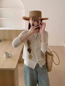 เสื้อคาร์ดิแกนถักผ้าขนสัตว์สไตล์ฝรั่งเศสย้อนยุคสำหรับผู้หญิงในฤดูใบไม้ผลิ 2025 ทรงหลวม ปกคอกลม แขนยาว ปกเสื้อคาร์ดิแกน