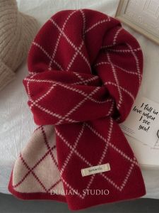 ผ้าพันคอสีแดงทรงเพชรถักผ้าขนสัตว์ 100% สำหรับผู้หญิง ฤดูใบไม้ร่วง/ฤดูหนาว เสื้อผ้าแฟชั่นฤดูใบไม้ร่วง/ฤดูหนาว