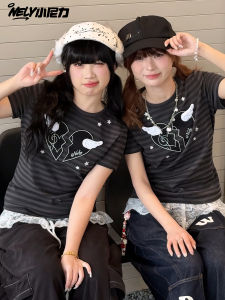 เสื้อยืดแขนสั้นทรงสลิมฟิตสำหรับผู้หญิงในช่วงฤดูร้อน NELY Y2K Light Vintage Stripes พร้อมลายเลื่อมสีฟ้าและลายนางฟ้า