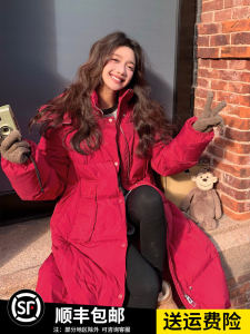 แจ็คเก็ตขนเป็ดสีแดงพอดีตัวสำหรับผู้หญิงในช่วงฤดูหนาว เสื้อคลุมกันหนาวแบบยาวถึงเข่า ทรงหลวม ขนเป็ดสีขาวหนา เสื้อคลุมกันหนาวแบบหนา