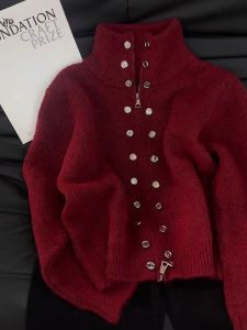 เสื้อสเวตเตอร์คอตั้งสีแดงหนาสำหรับผู้หญิง ฤดูใบไม้ร่วง/ฤดูหนาว ทรงหลวม ดีไซน์ซิป ดีเทลกระดุม ผ้าถัก แขนยาว ปกติ