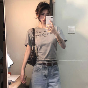 BINKAFENNY | เสื้อยืดคอกลมแขนสั้นทรงสลิมฟิตสำหรับผู้หญิงในช่วงฤดูร้อน สไตล์อเมริกันเรโทร เสื้อยืดคอกลมลายตัวอักษร เสื้อผ้าทำงานสไตล์เกาหลี