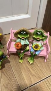 ตุ๊กตากบ Frog วัสดุเรซิ่น น่ารัก ชุดเครื่องแนววินเทจ การวางตรงเร็วๆ สำคัญเป็นชุดเพื่อนชุ่มชื่น
