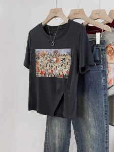 เสื้อยืดแขนสั้นทรงหลวมสำหรับผู้หญิงในช่วงฤดูร้อน สีดำ ทรงไหล่ ไม่สมมาตร ดีไซน์ใหม่ เสื้อแฟชั่นสำหรับผู้หญิง