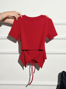 AIYAZHE | เสื้อยืดคอกลมสีแดงสไตล์ฮ่องกงย้อนยุคสำหรับผู้หญิง แขนสั้น ทรงเข้ารูป หลังเปิด ชุดกระโปรงฤดูร้อน 2025