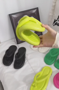 รองเท้าผู้หญิง รองเท้าแตะหูหนีบ สไตล์เกาหลี อินเทรนด์ สวมใส่สะดวกสบาย รุ่น มินิมอล รองเท้าหูหนีบ รองเท้าแตะเกาหลี วัสดุEVA สีสวย (พร้อมส่ง)