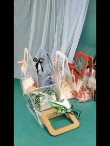Gift Bag, Memorable Value Wedding Favors Clear Gift Bags with Handle PVC Gift Bags Wedding Gift Package Jelly Bags Clear Fashion PVC Bags Transparent Shopping Bag for Women