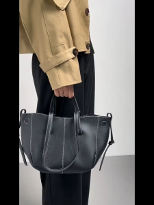 Elegant Large Capacity Tote Bag in Cow Leather - Casual Style for Work and Commute