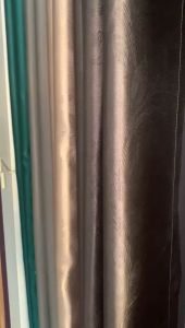 ม่านจีบสไตล์จีน กันแดด กันยูวี ผ้ามัน กันฝุ่น มีสีดำและแชมเปญ ใช้เป็นม่านประตู ม่านอากาศ ฉากกั้นห้อง และสามารถจัดส่งได้ตลอดเวลา