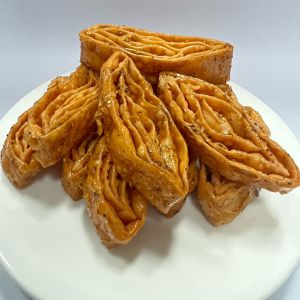 โรตีกรอบทรงเครื่อง กรอบอร่อยทานเพลิน มีความแซ่บเล็กๆจากพริกไทยดำ น้ำหนัก150กรัม