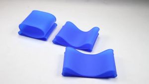 GOMOREON 1Pair Football Shin Guard Straps Silicone Soccer Leg Bands for Adults Kids Non-Slip Elastic for Gym Athletics