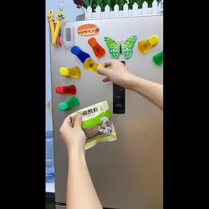Klip Pengedap Magnet 1 PCS Magnetic Sealing Clip Moisture-proof Refrigerator Magnet Note Snack Clip Multifunction Kitchen Office 磁吸封口夹