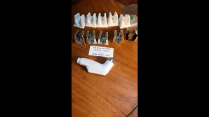 Đế cài đế gác đế treo vòi sen vòi xịt bằng nhựa trắng nhựa xi màu Crome sáng bóng