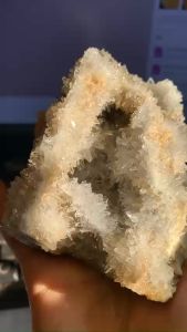 hốc thạch anh tinh thể pha le kim cương kèm đế gỗ sang chảnh