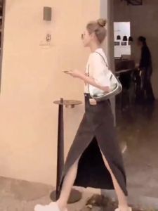 เอวสูงฤดูร้อน ขนาดบวกแฟชั่นลำลอง ขากว้างเซ็กซี่ เกาหลี วินเทจ ยีนส์ ผู้หญิงกระโปรงยาว สีฟ้าอ่อนเเละ สีดำ