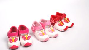 Sepatu Bayi Bunyi Perempuan Motif Kupu-Kupu Usia 1 -3 Tahun / Sepatu Anak Balita Murah  / Sepatu Bunyi Anak Perempuan – KUPU2BESAR018