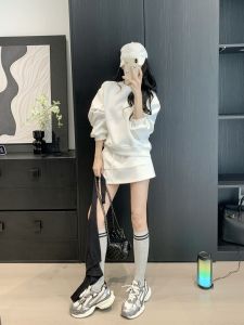 Leathercat Age-Reducing Suit for Women Early Autumn Fashion Sports Style Casual Slim Looking Short Skirt Two-piece Set