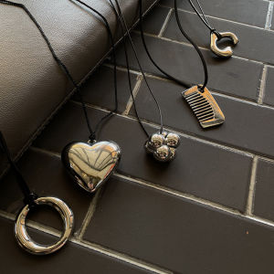 Black Rope Pendant Necklace Womens Style Blogger Heart Long Sweater Chain Versatile Simple Fashion Jewelry Accessory