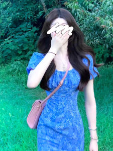 ชุดเดรสยาวแขนพองลายดอกไม้สีฟ้าสไตล์ฝรั่งเศสสำหรับผู้หญิงในช่วงฤดูร้อนปี 2025 ชุดเดรสยาวเอวสูงกระโปรงทรงเอแขนสั้นคอเหลี่ยม